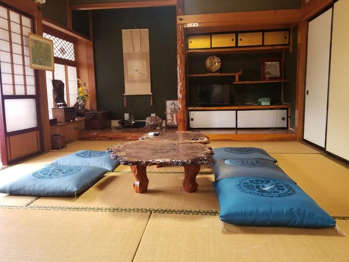 Отель Minsyuku Koshiyama Сиракава Экстерьер фото