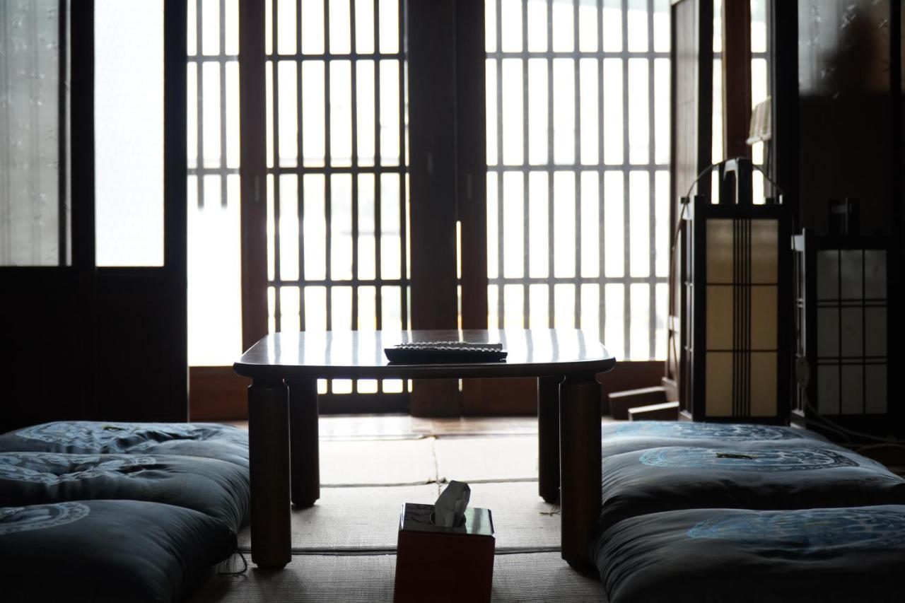 Отель Minsyuku Koshiyama Сиракава Экстерьер фото