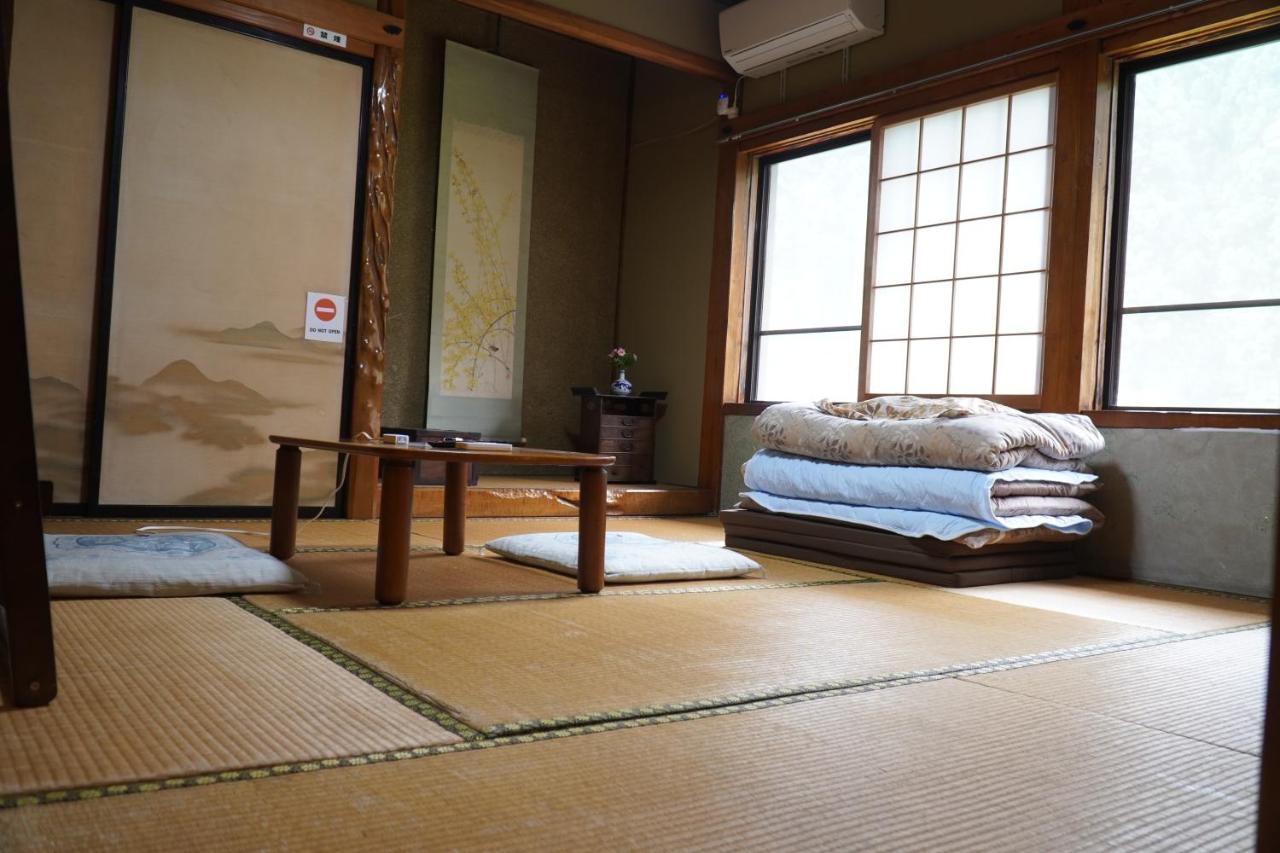 Отель Minsyuku Koshiyama Сиракава Экстерьер фото